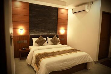 هتل Silverstone Inn