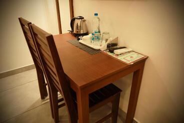 هتل Silverstone Inn