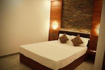 هتل Silverstone Inn