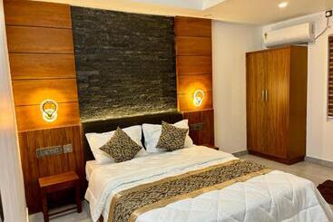 هتل Silverstone Inn