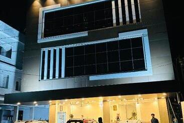 هتل Silverstone Inn