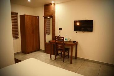 هتل Silverstone Inn