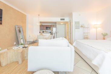هتل آپارتمان Stunning Studio With Balcony In South Beach