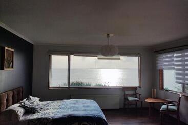 تختخواب و صبحانه Buenavida Hostel, Habitación Amplia Con Baño En Suite Y Vista Al Mar