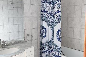 تختخواب و صبحانه Buenavida Hostel, Habitación Amplia Con Baño En Suite Y Vista Al Mar