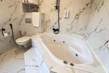 هتل Royal Moon Suites