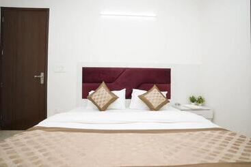 هتل Sarthi Guest House In Jangpura Bhogal Near Nizamuddin Railway Station