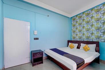 هتل O Home Trimurti Guest House