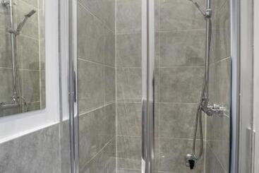 `isimi Luxurious 4 Bed 4 En Suite House Cumbria