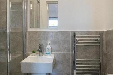 `isimi Luxurious 4 Bed 4 En Suite House Cumbria