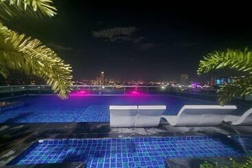 Queen Bed, Sauna, Gym & Captivating Views