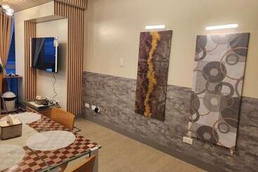 Queen Bed, Sauna, Gym & Captivating Views