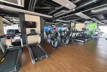 Queen Bed, Sauna, Gym & Captivating Views