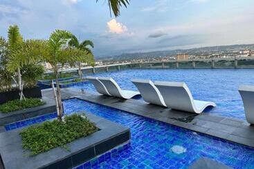 Queen Bed, Sauna, Gym & Captivating Views