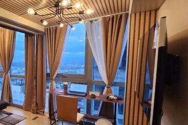 Queen Bed, Sauna, Gym & Captivating Views