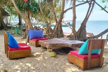 تختخواب و صبحانه Fat Rabbit Beach Resort