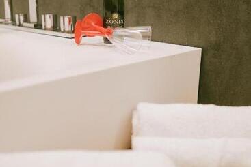 تختخواب و صبحانه Suave Luxury Room