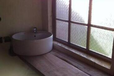 تختخواب و صبحانه Wild West Guesthouse Masaka