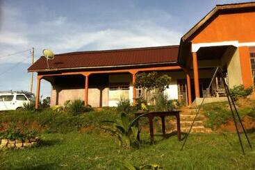 تختخواب و صبحانه Wild West Guesthouse Masaka