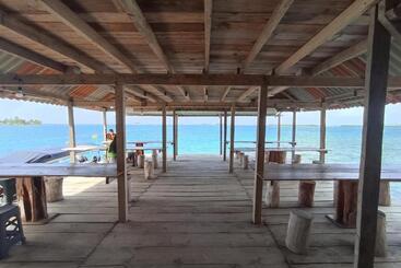 Cabañas Sobre El Mar En Guna Yala