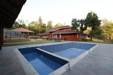 تختخواب و صبحانه Aralaguppe Heritage I Full On Activity I Swimming Pool I Chikmagalūr