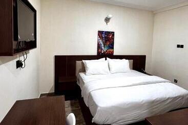 هتل Fragrance Apartments And Suites