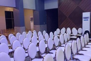 هتل Fragrance Apartments And Suites