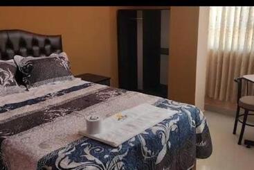 هتل Hostal Llaut