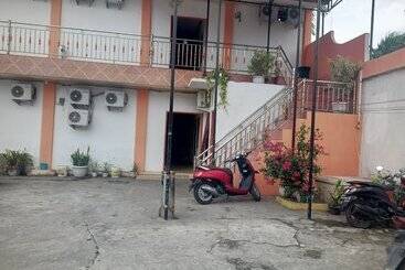 هتل Oyo 93332 Kharis Home Stay