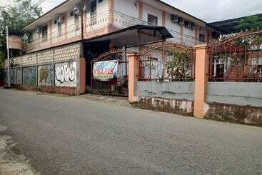 هتل Oyo 93332 Kharis Home Stay