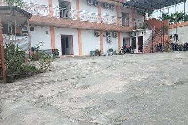 هتل Oyo 93332 Kharis Home Stay