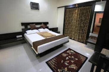 فندق Rutugandh River View Resort, Wai
