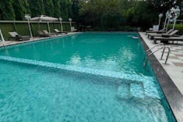 هتل The Greenwood Resort Guwahati