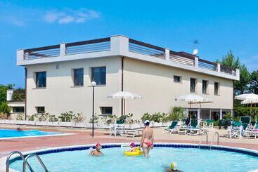 Isa Apartments 4 Beds In Residence With Swimming Pool In San Vincenzo, Just 600 Meters From The Sea
