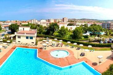 Isa Apartments For 4 People, 2 Bedrooms, In Residence With Swimming Pool In San Vincenzo, Just 600 M