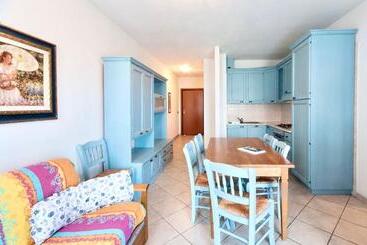 Isa Apartments For 6 People, 2 Bedrooms, In Residence With Swimming Pool In San Vincenzo, Just 600 M