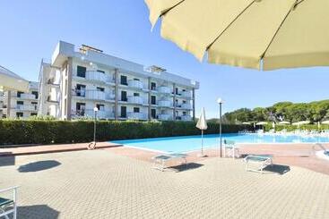 Isa Apartments For 6 People, 2 Bedrooms, In Residence With Swimming Pool In San Vincenzo, Just 600 M