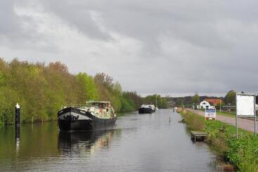 هتل Boat Sarah Groningen