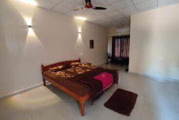 בית מלון כפרי Rehoboth Resort, Malvan