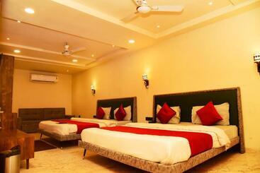 هتل Satpura Inn