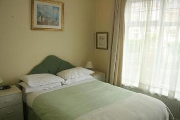 پانسیون Guesthouse 24 7 The Old Knoll Guesthouse