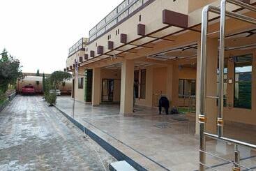 پانسیون Metro Guest House