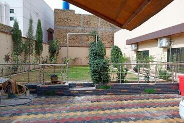 پانسیون Metro Guest House
