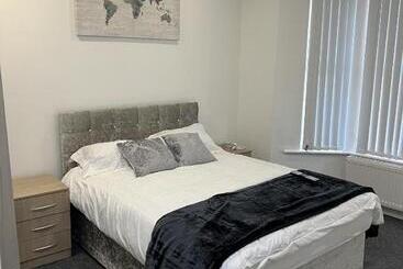 پانسیون Room With King Size Bed And Private En Suite Bathroom In The Centre
