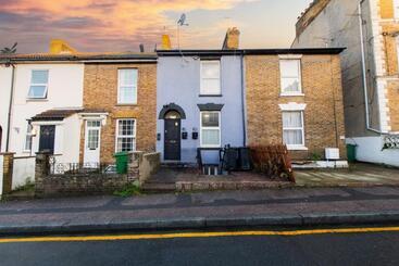 تختخواب و صبحانه Premium En Suite Double Bedrooms In Central Maidstone With Breakfast