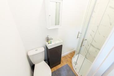 تختخواب و صبحانه Premium En Suite Double Bedrooms In Central Maidstone With Breakfast