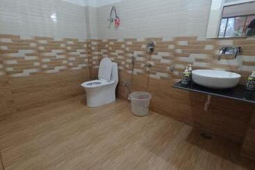 هتل Dev Inn With Heated Room And Scenic Balcony