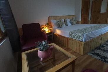 هتل Dev Inn With Heated Room And Scenic Balcony
