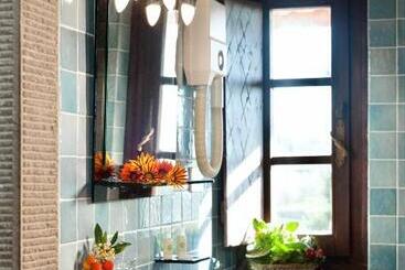 酒店 With Swimming Pool Surrounded By Greenery In San Donato Fronzano, Rooms With Air Conditioning And Br