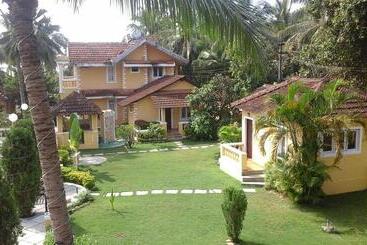 리조트 Holiday Beach Reosrt, Velsao Goa